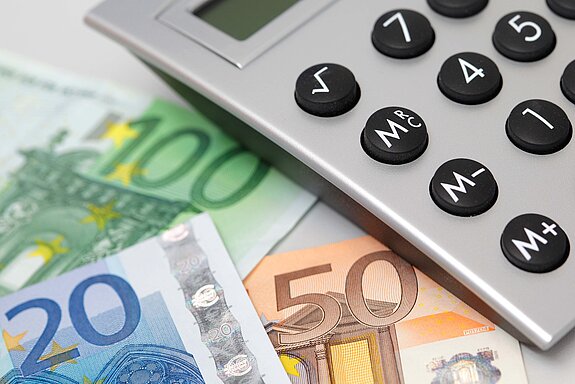 Taschenrechner und Geldscheine