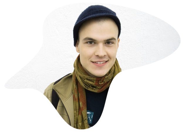 junger Mann mit Schal und Mütze