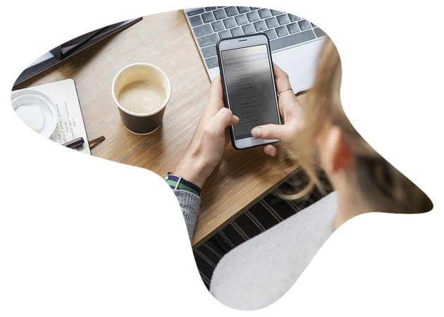 Frau mit Handy in der Hand