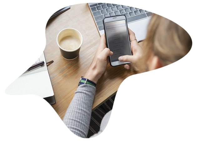 Frau mit Handy in der Hand