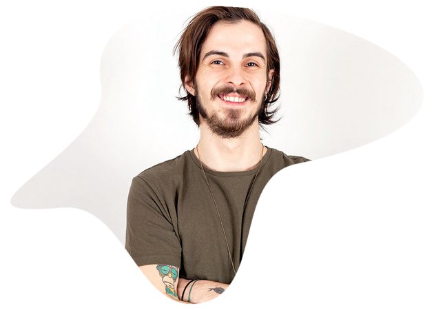 lächelnder Mann mit Tattoos auf den Unterarmen