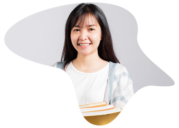 junge lächelnde Frau mit Büchern in den Händen