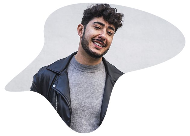 junger lächelnder Mann