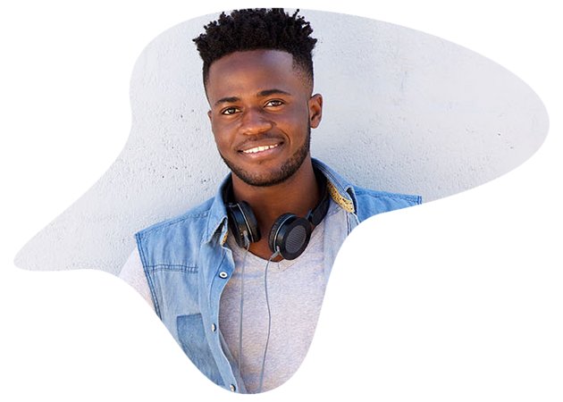 lächelnder junger Mann mit Kopfhörer